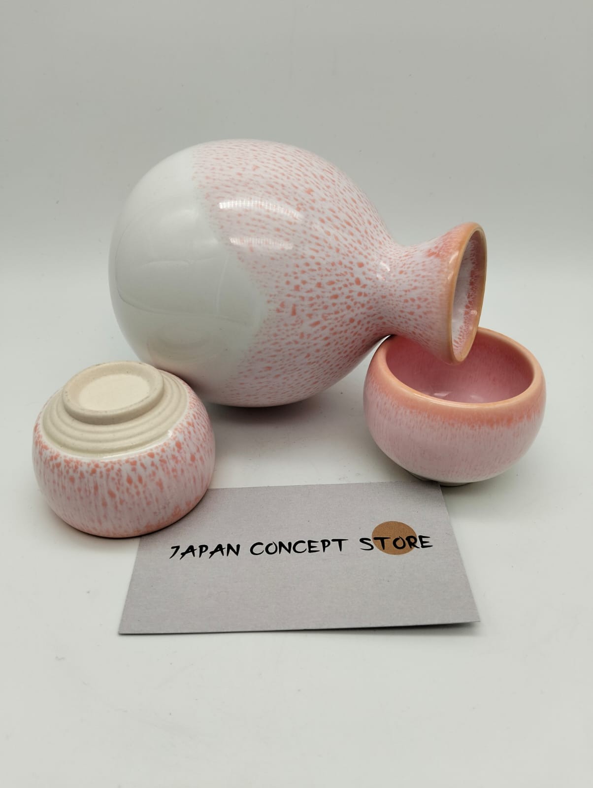 Set de servicio de sake japonés PINKU – Cerámica rosa y blanca en Gijón, Asturias - Imagen 2