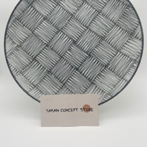 Plato japonés artesanal blanco y negro con diseño de cuadros