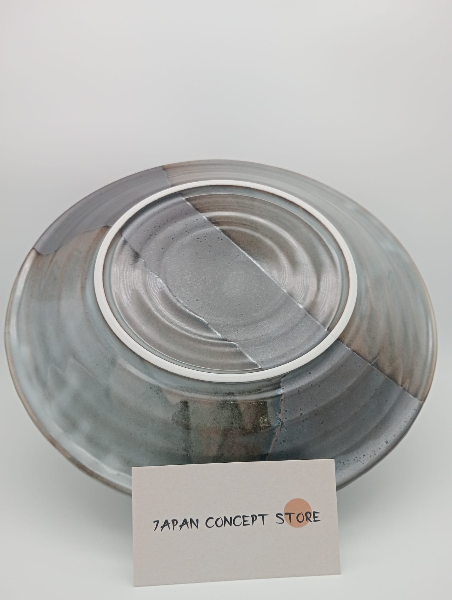 Plato de cerámica japonesa YAMAGASUMI – Elegancia minimalista en tono gris - Imagen 2