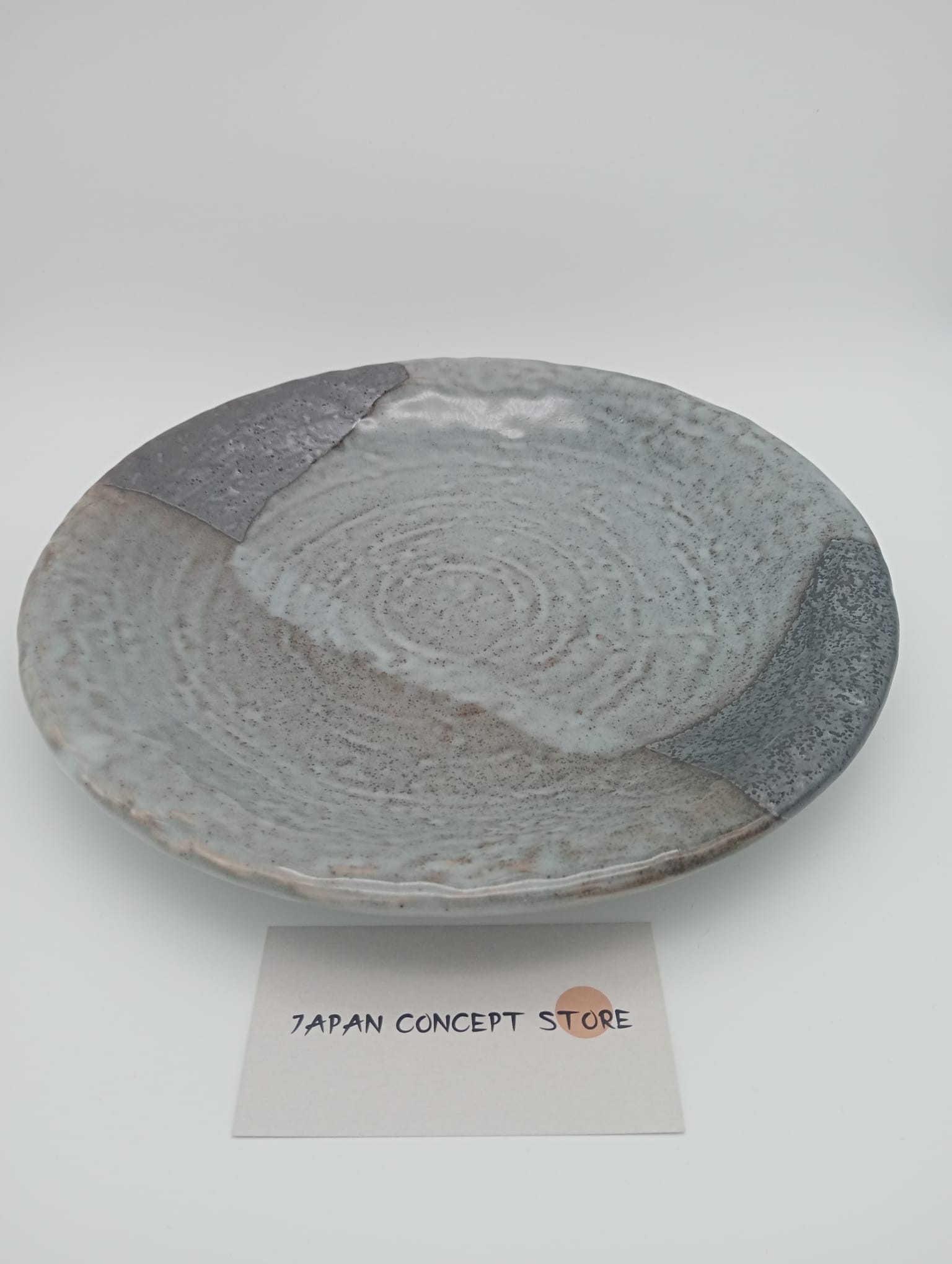 Plato de cerámica japonesa YAMAGASUMI – Elegancia minimalista en tono gris - Imagen 3