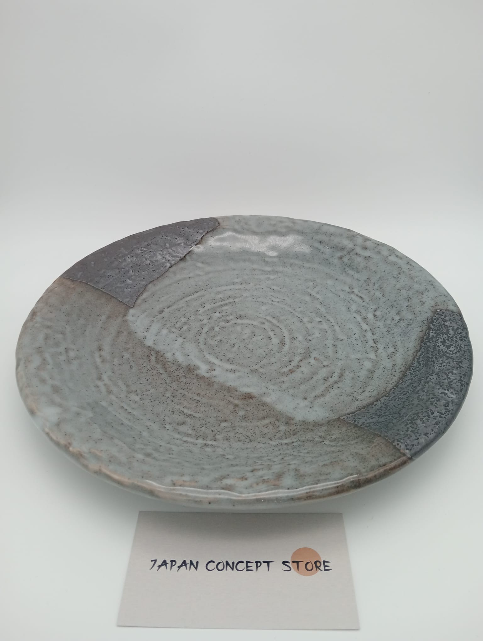 Plato de cerámica japonesa YAMAGASUMI – Elegancia minimalista en tono gris - Imagen 4