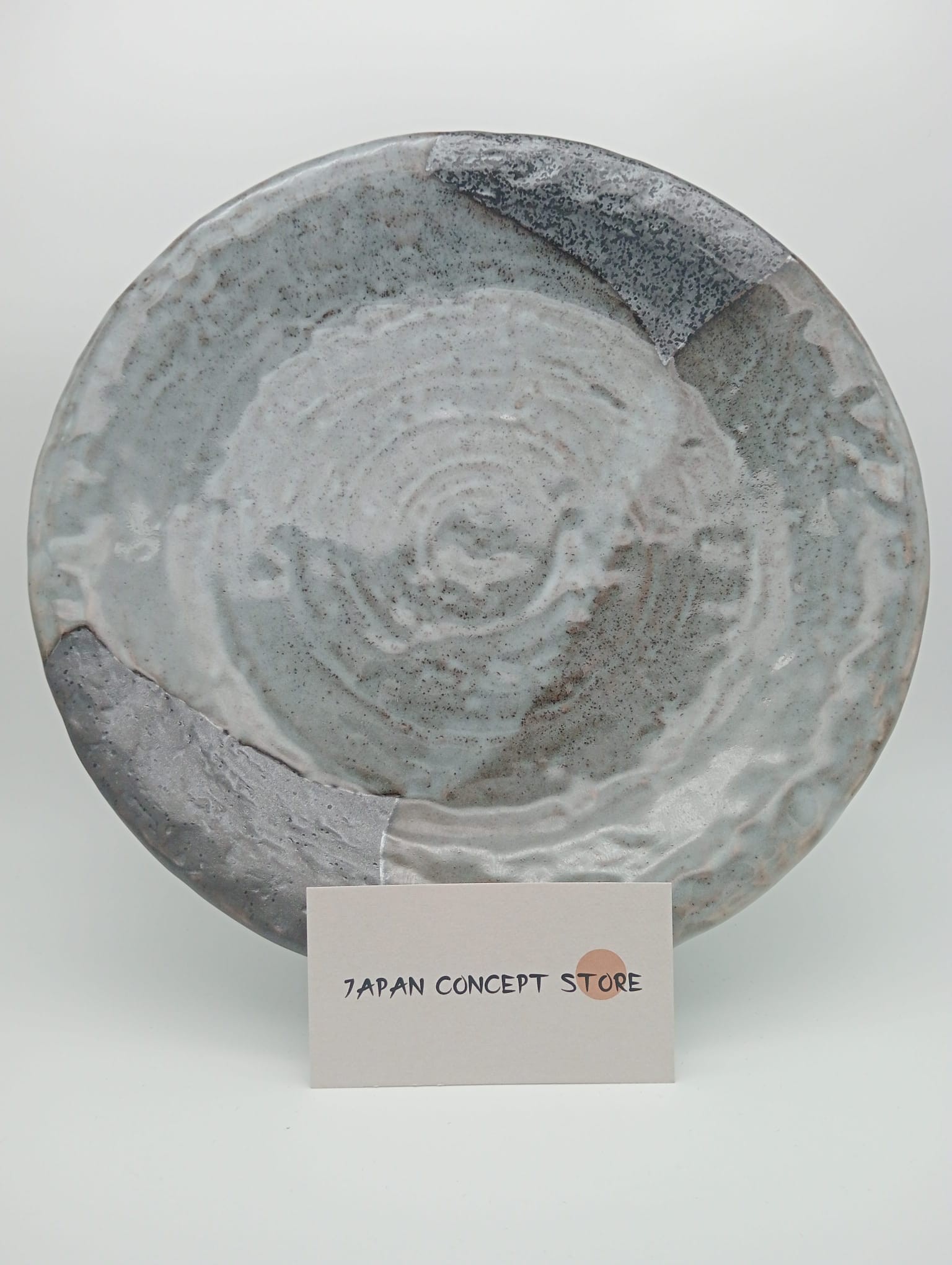 Plato de cerámica japonesa YAMAGASUMI – Elegancia minimalista en tono gris - Imagen 5