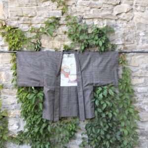 Haori marrón de hombre con interior pintado a mano escenas de la ceremonia del té, seda vintage años 50-70, exclusivo y elegante
