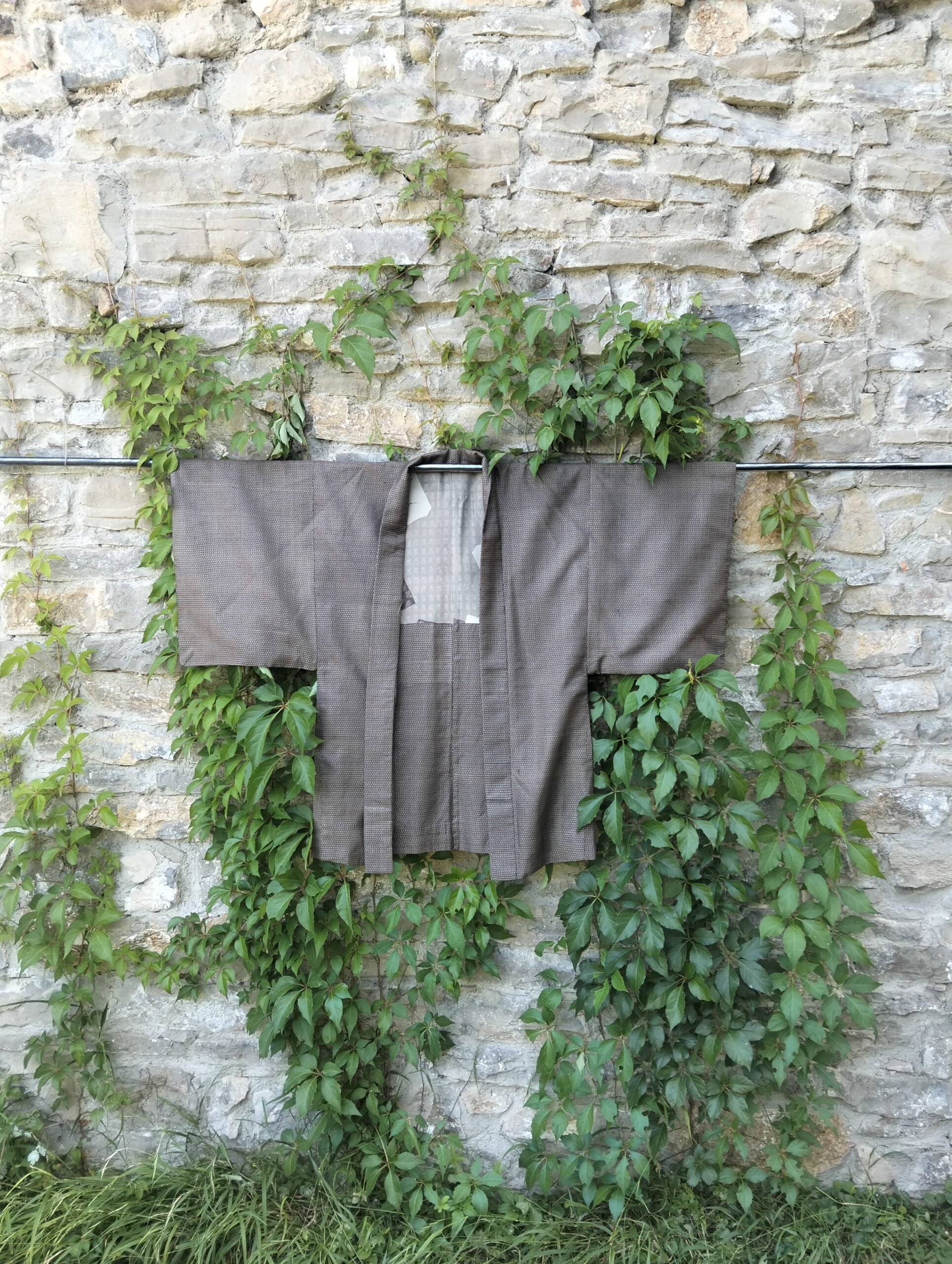 Haori de hombre años 60 marrón con interior pintado a mano con figuras de bambú