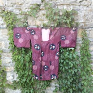 Kimono Japonés Vintage Auténtico Años 60 Burdeos – Kimono Tradicional Japonés con Estampado Floral