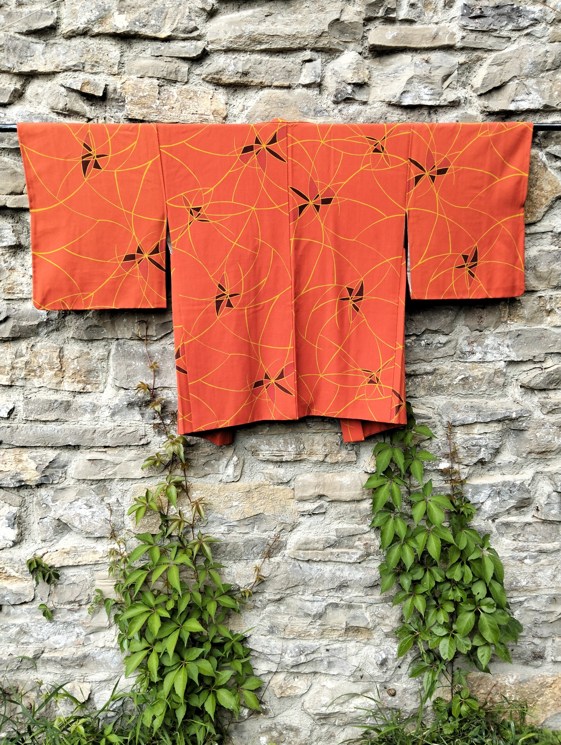 Haori japonés naranja corto con flores geométricas – Vintage Kyoto - Imagen 4