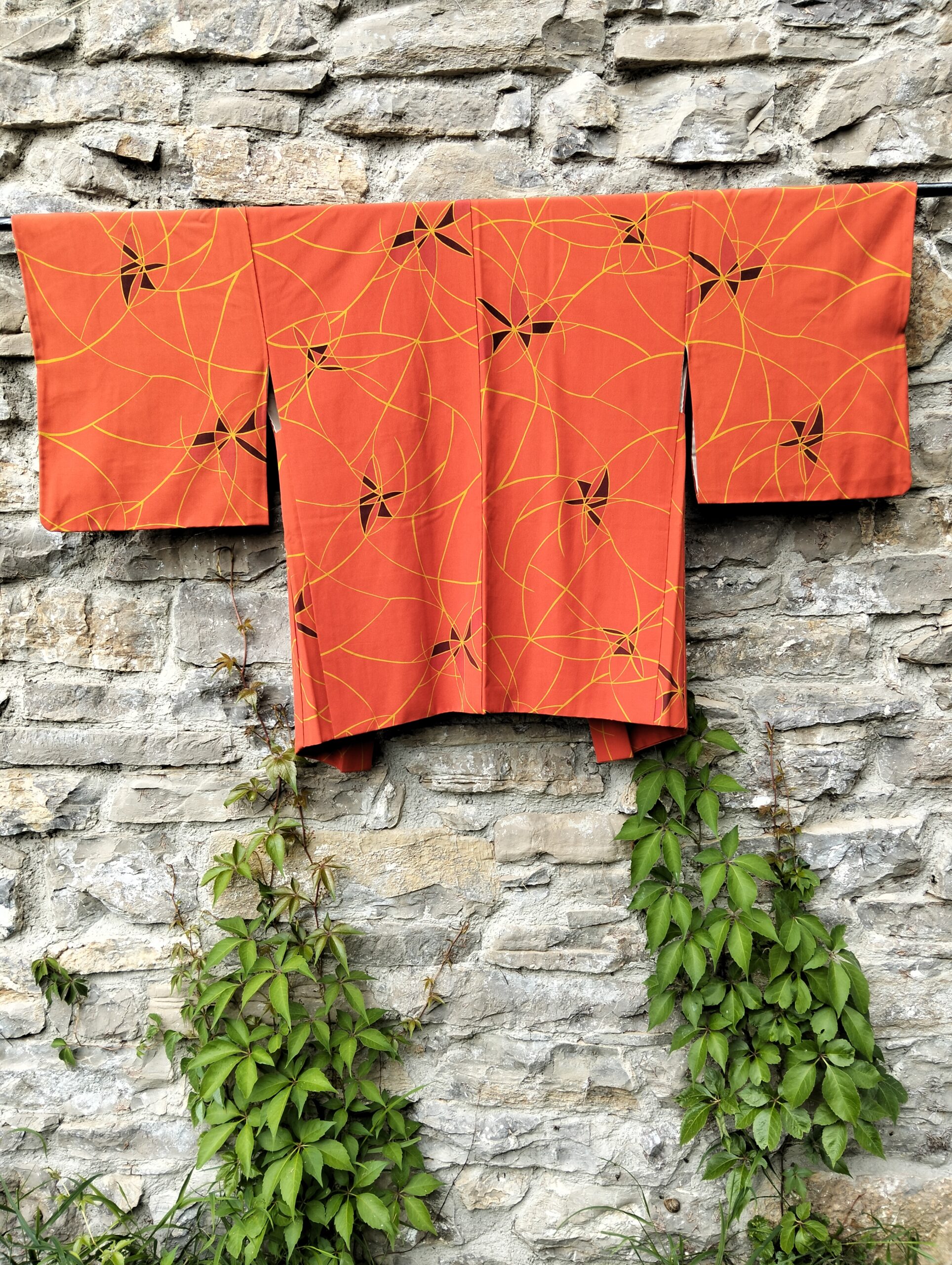 Haori japonés naranja corto con flores geométricas – Vintage Kyoto - Imagen 3