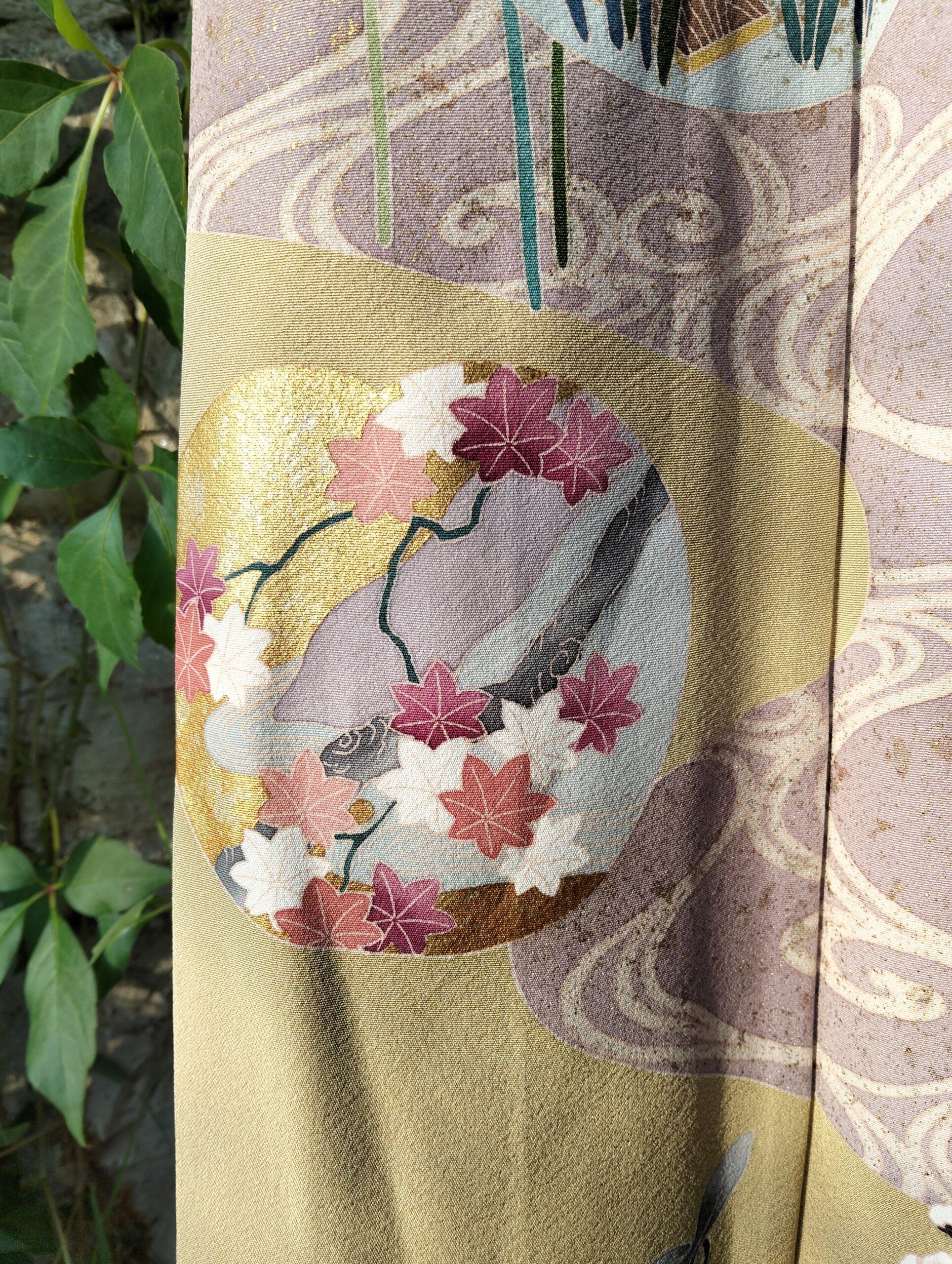 Kimono japonés dorado con paisaje tradicional – Kimono vintage de Kyoto - Imagen 2
