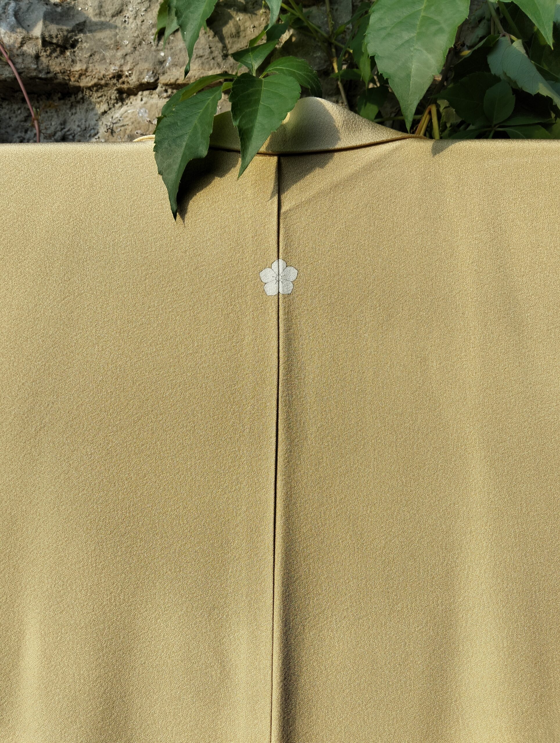 Kimono japonés dorado con paisaje tradicional – Kimono vintage de Kyoto - Imagen 3