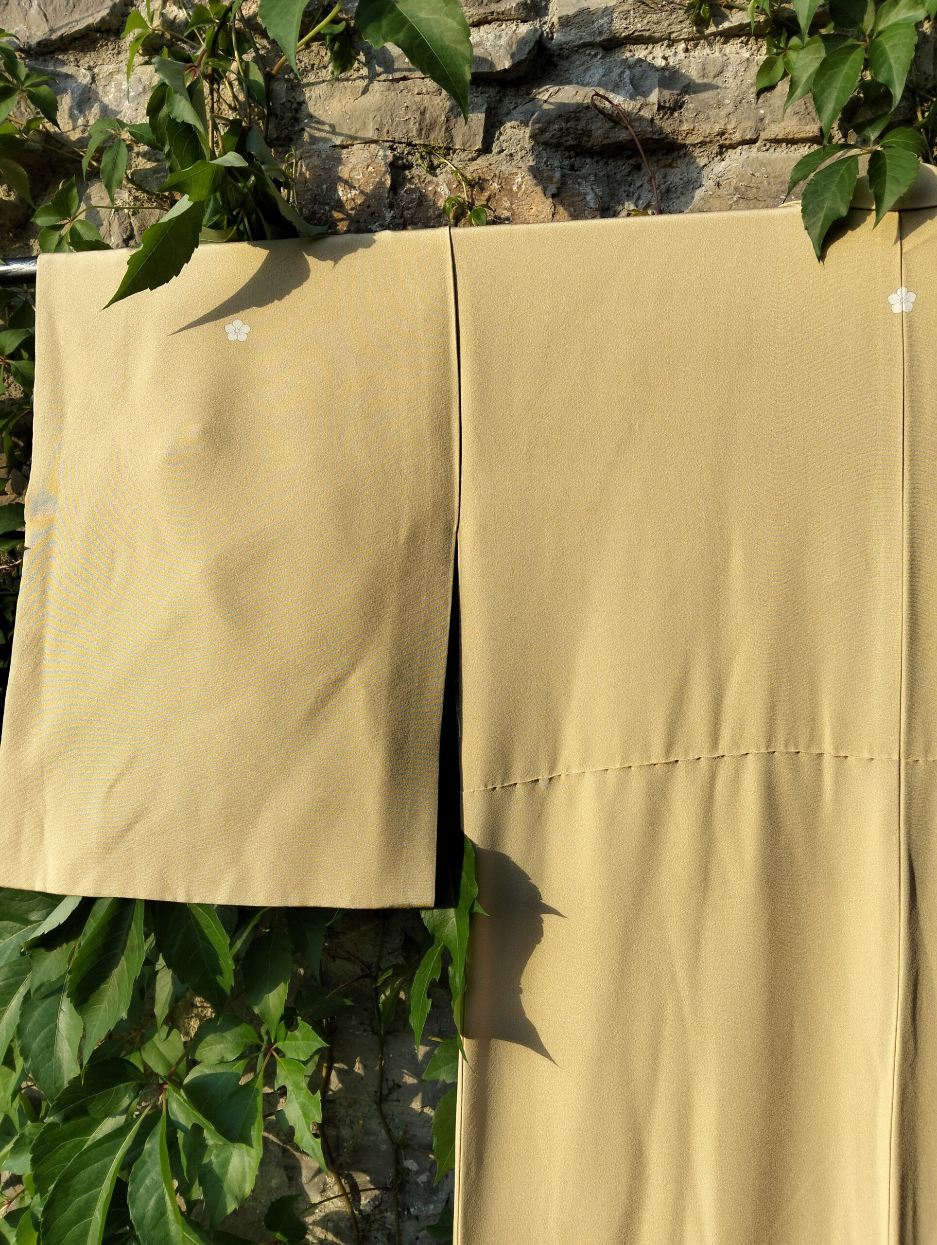 Kimono japonés dorado con paisaje tradicional – Kimono vintage de Kyoto - Imagen 5