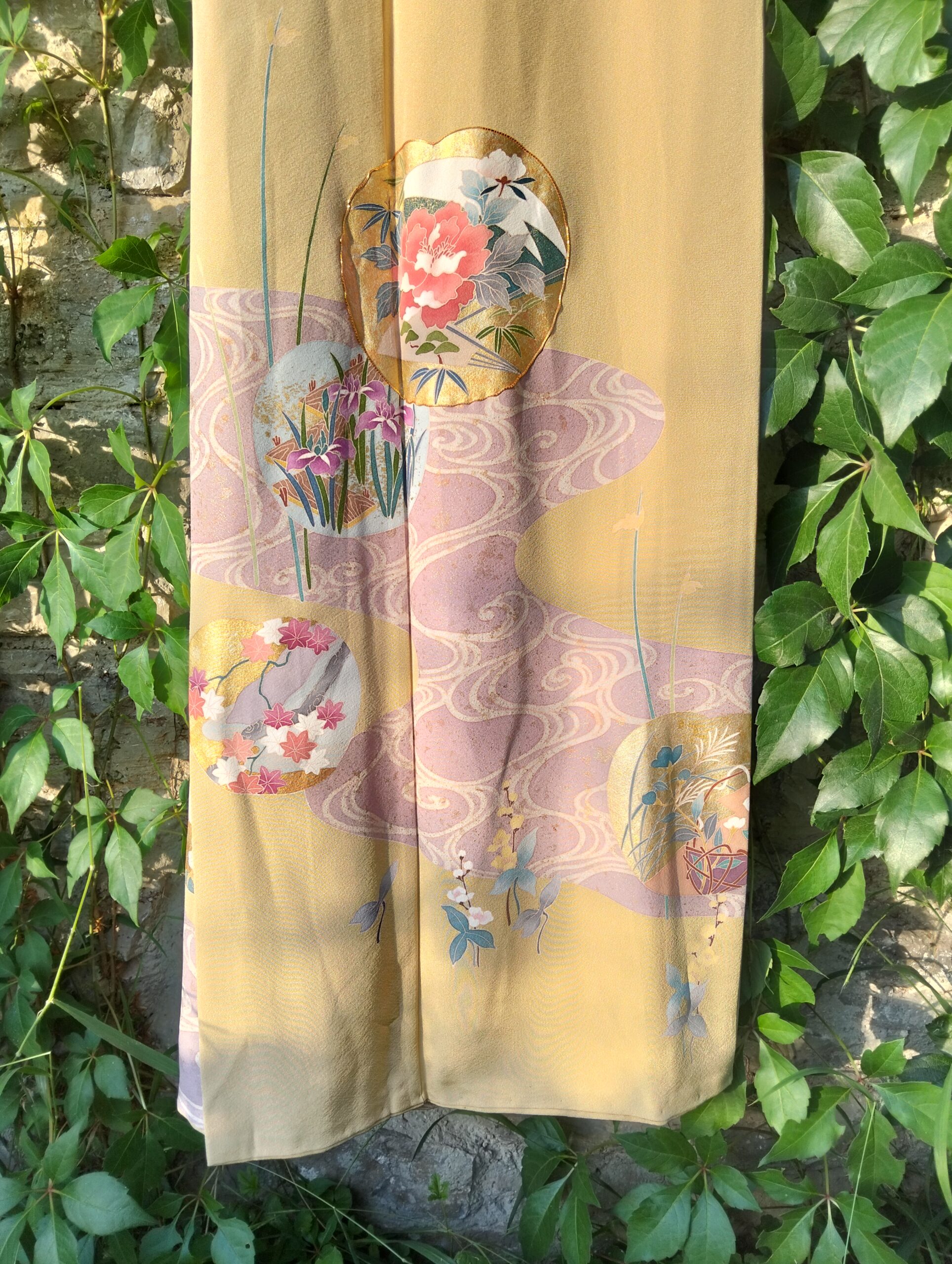 Kimono japonés dorado con paisaje tradicional – Kimono vintage de Kyoto - Imagen 8