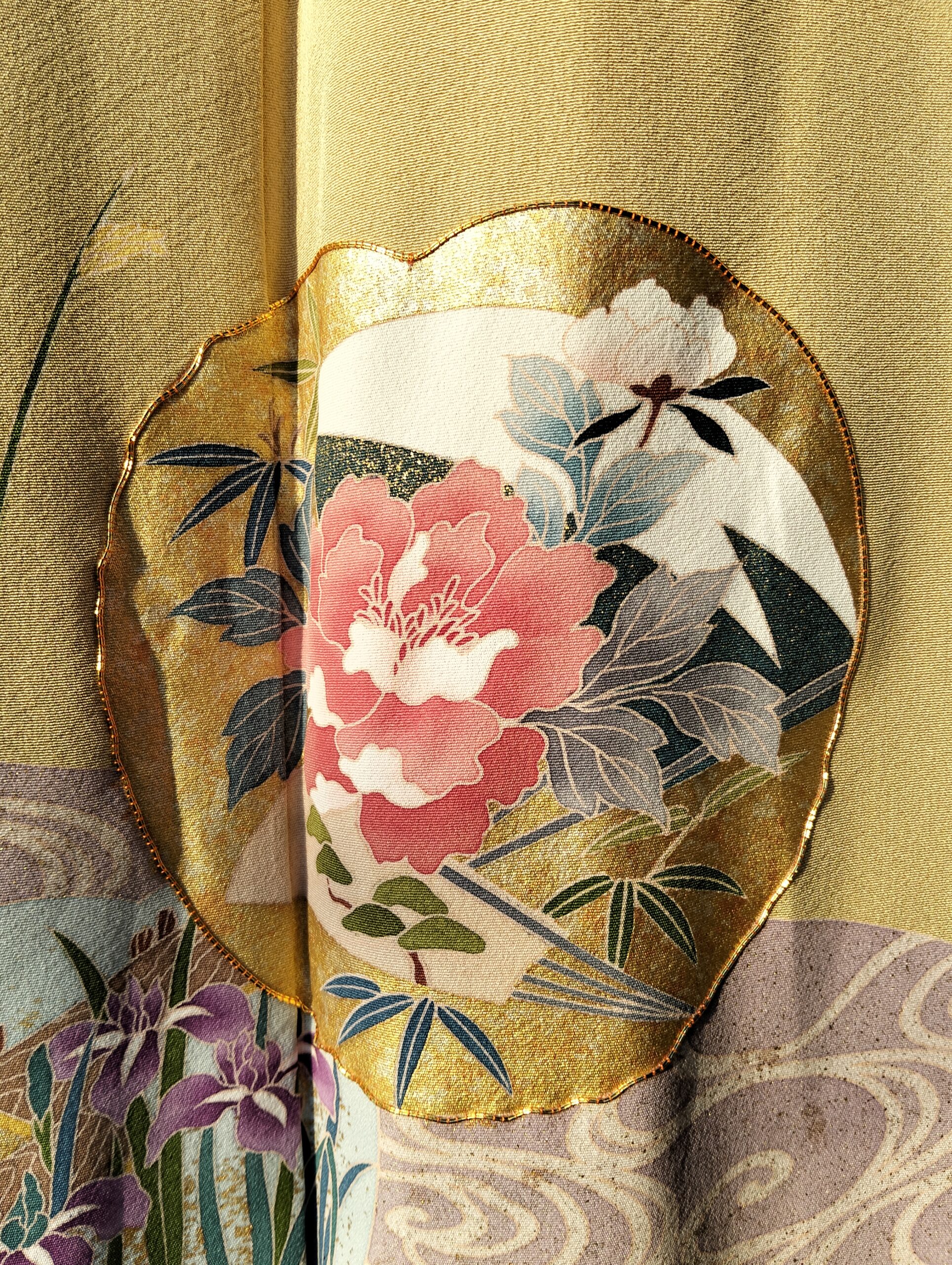 Kimono japonés dorado con paisaje tradicional – Kimono vintage de Kyoto - Imagen 9
