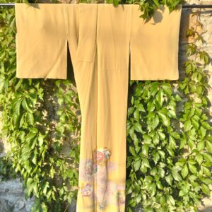 kimono japonés dorado con paisaje tradicional