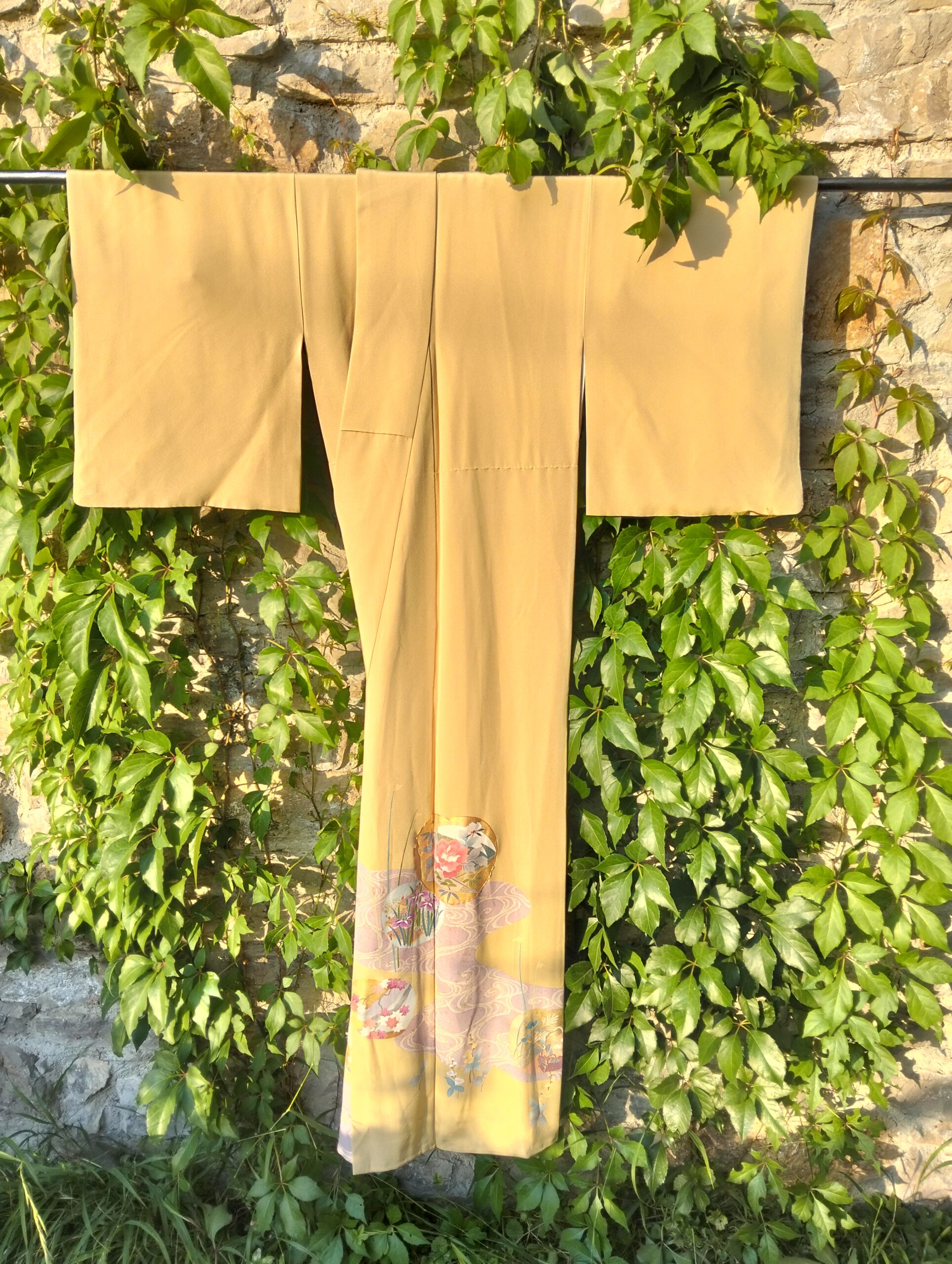 kimono japonés dorado con paisaje tradicional