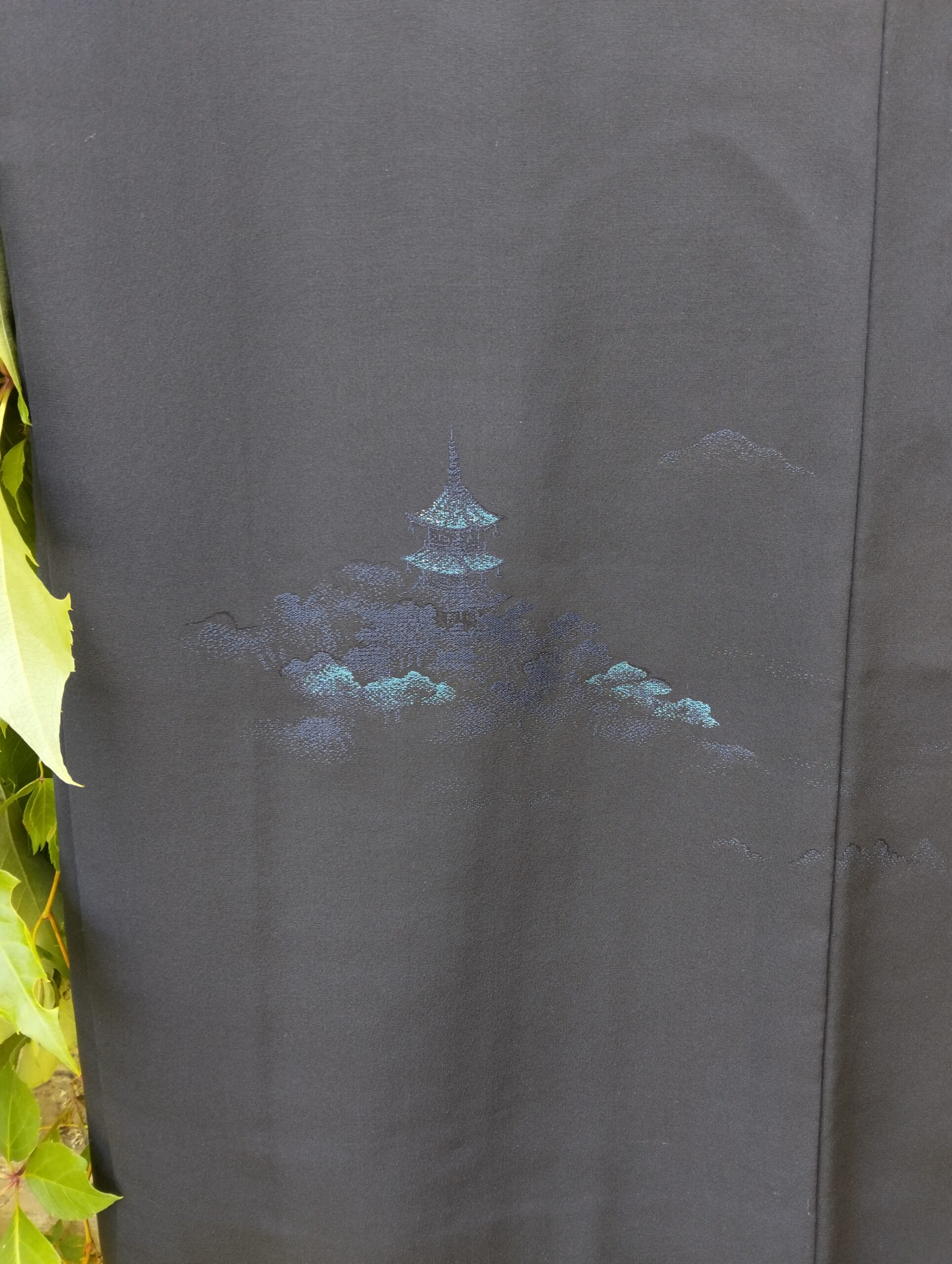 Haori japonés negro con bordado azul vintage años 60-70 - Imagen 4