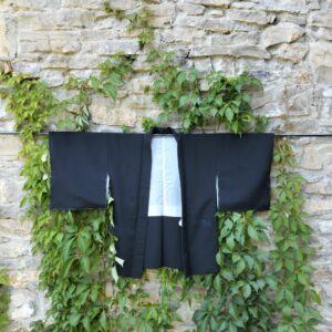 Haori japonés negro bordado azul vintage años 60-70 con diseño tradicional elegante