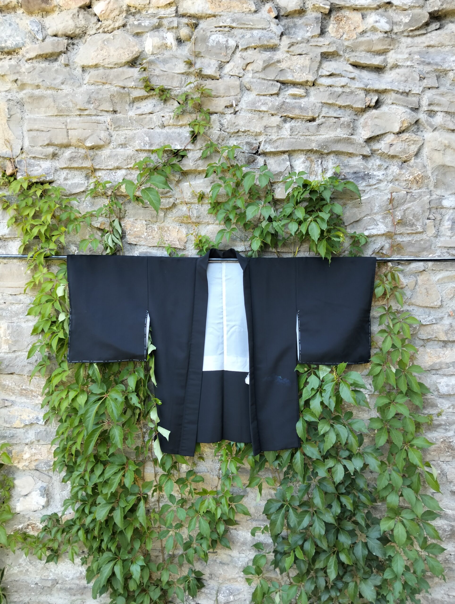 Haori japonés negro bordado azul vintage años 60-70 con diseño tradicional elegante
