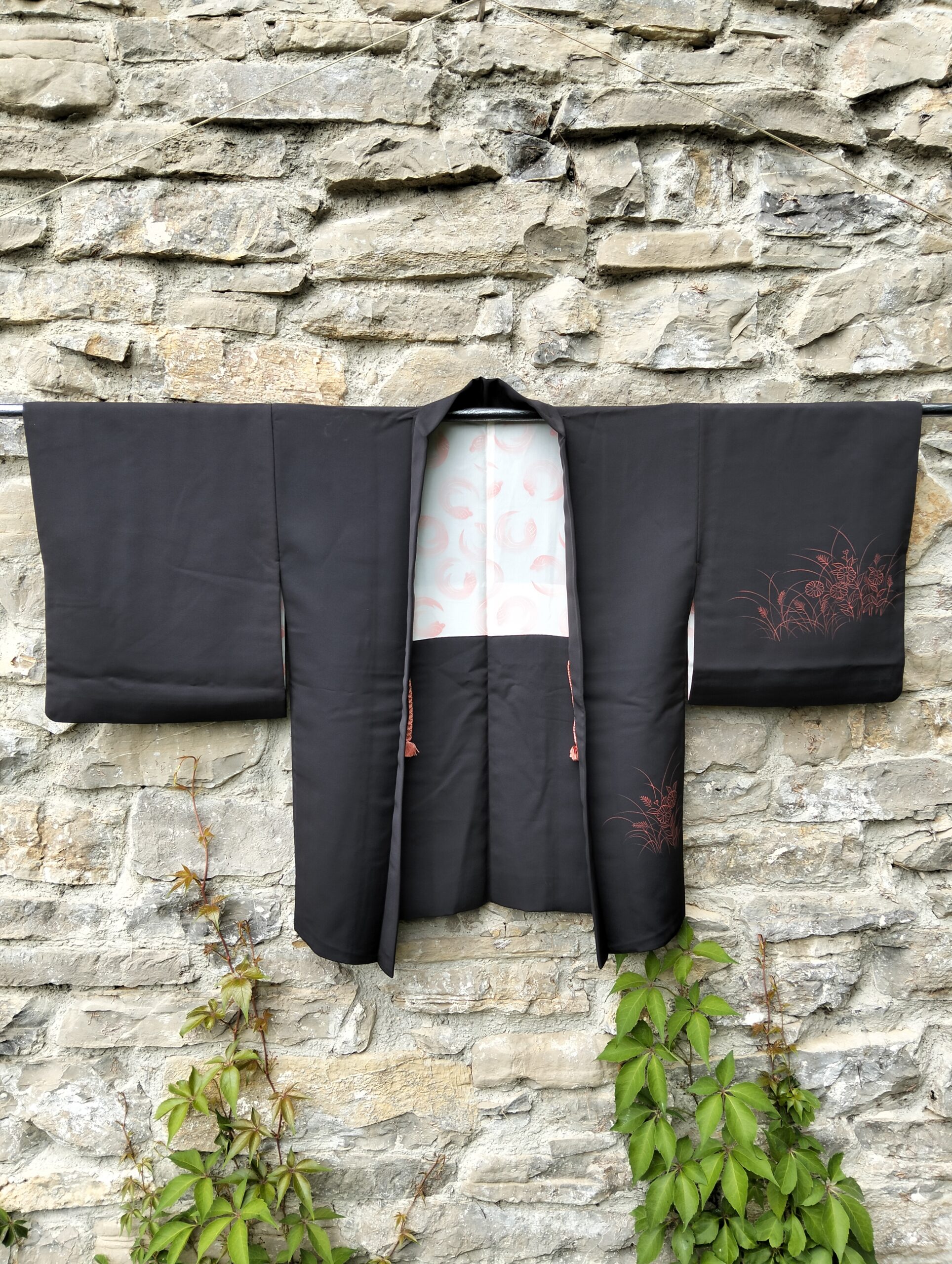 Haori negro con flores rojas bordadas – Elegancia vintage japonesa para eventos especiales - Imagen 3