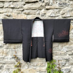 Haori negro con flores rojas