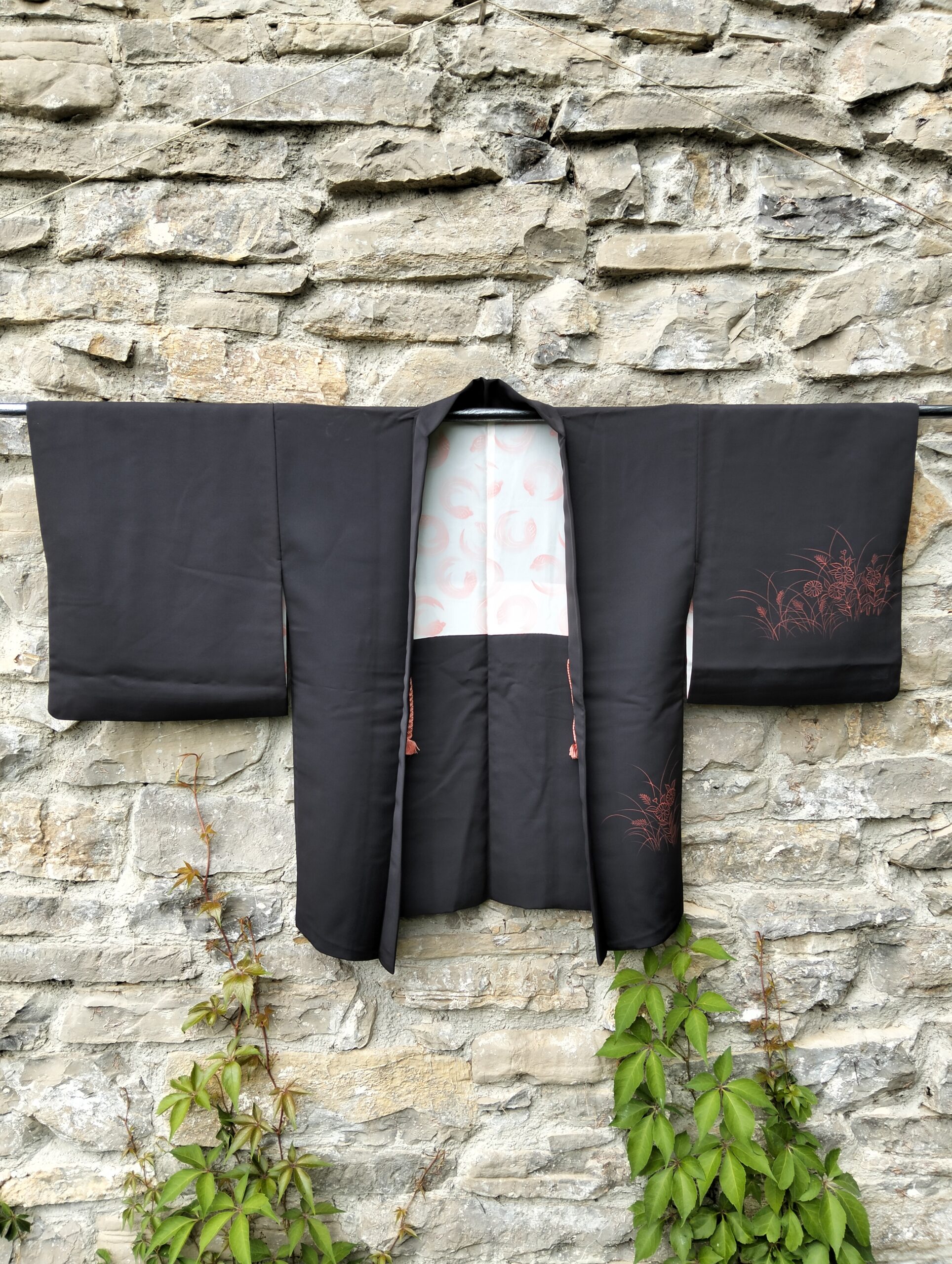 Haori negro con flores rojas bordadas – Elegancia vintage japonesa para eventos especiales - Imagen 4