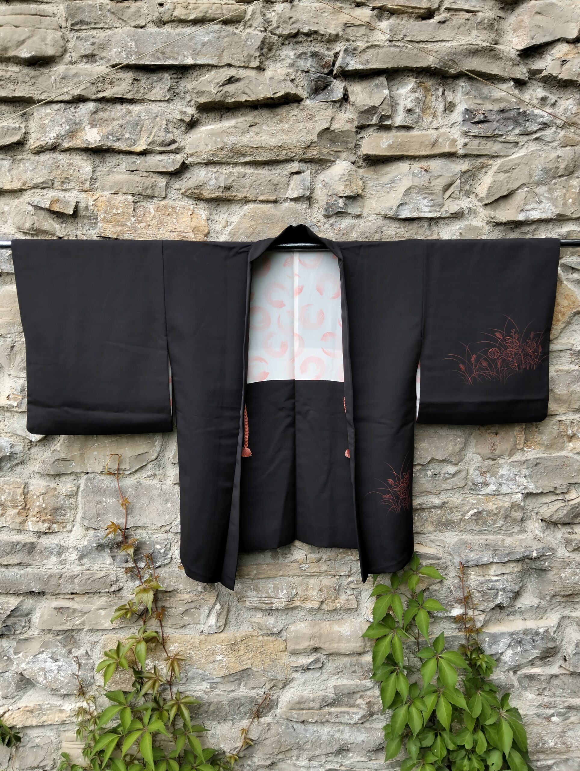 Haori negro con flores rojas bordadas – Elegancia vintage japonesa para eventos especiales - Imagen 7