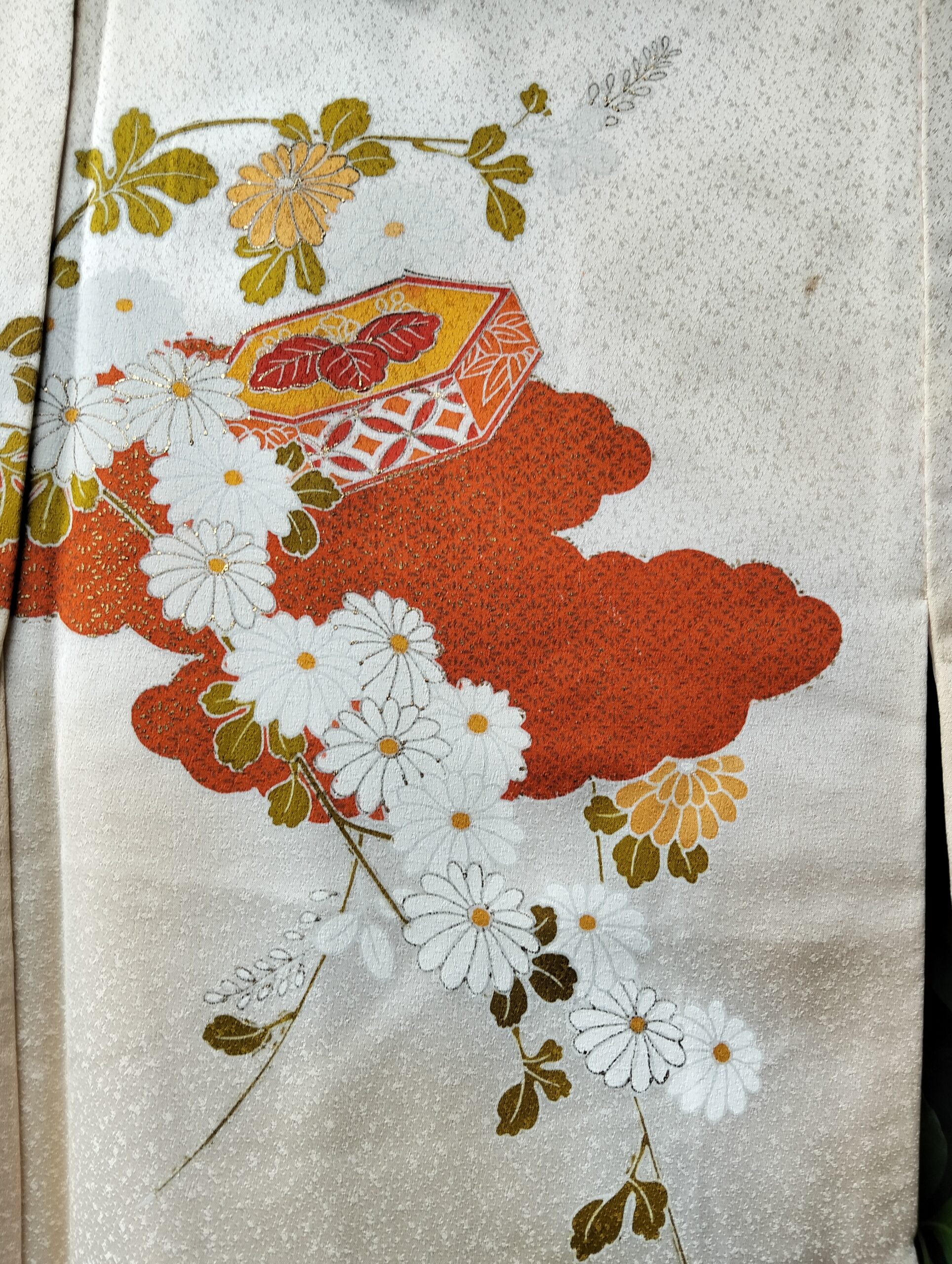 Kimono beige con flores rojas y naranjas – Kimono de seda vintage japonesa elegante - Imagen 4