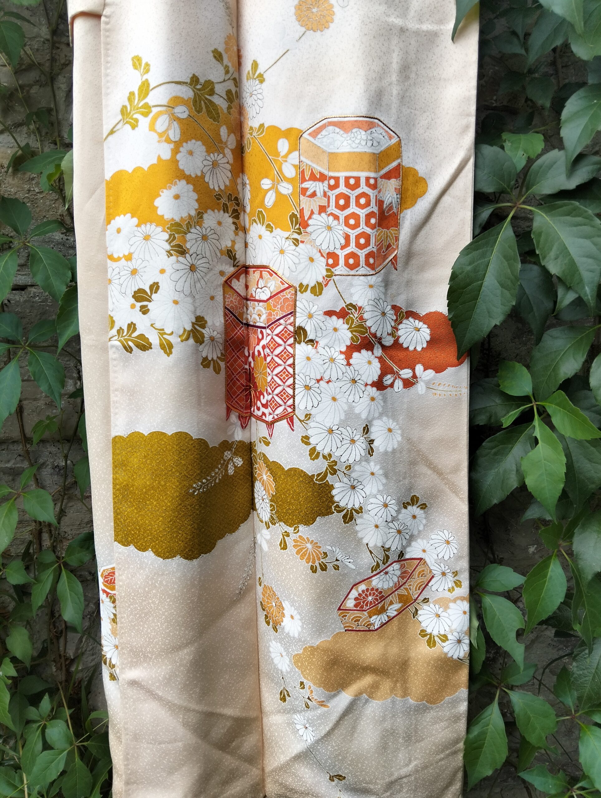 Kimono beige con flores rojas y naranjas – Kimono de seda vintage japonesa elegante - Imagen 5