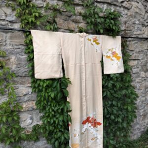 kimono beige con flores rojas y naranjas seda vintage japonesa