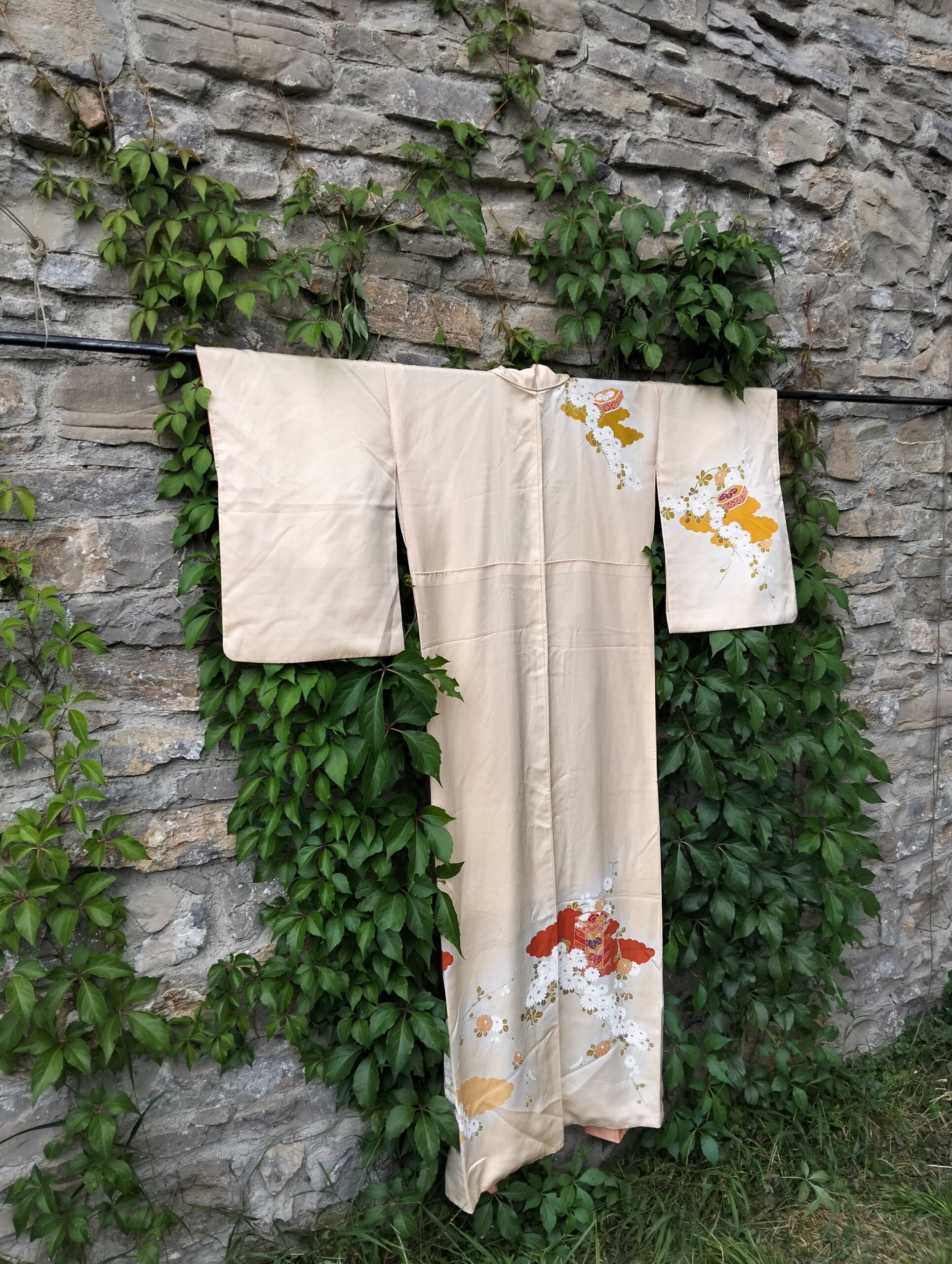kimono beige con flores rojas y naranjas seda vintage japonesa