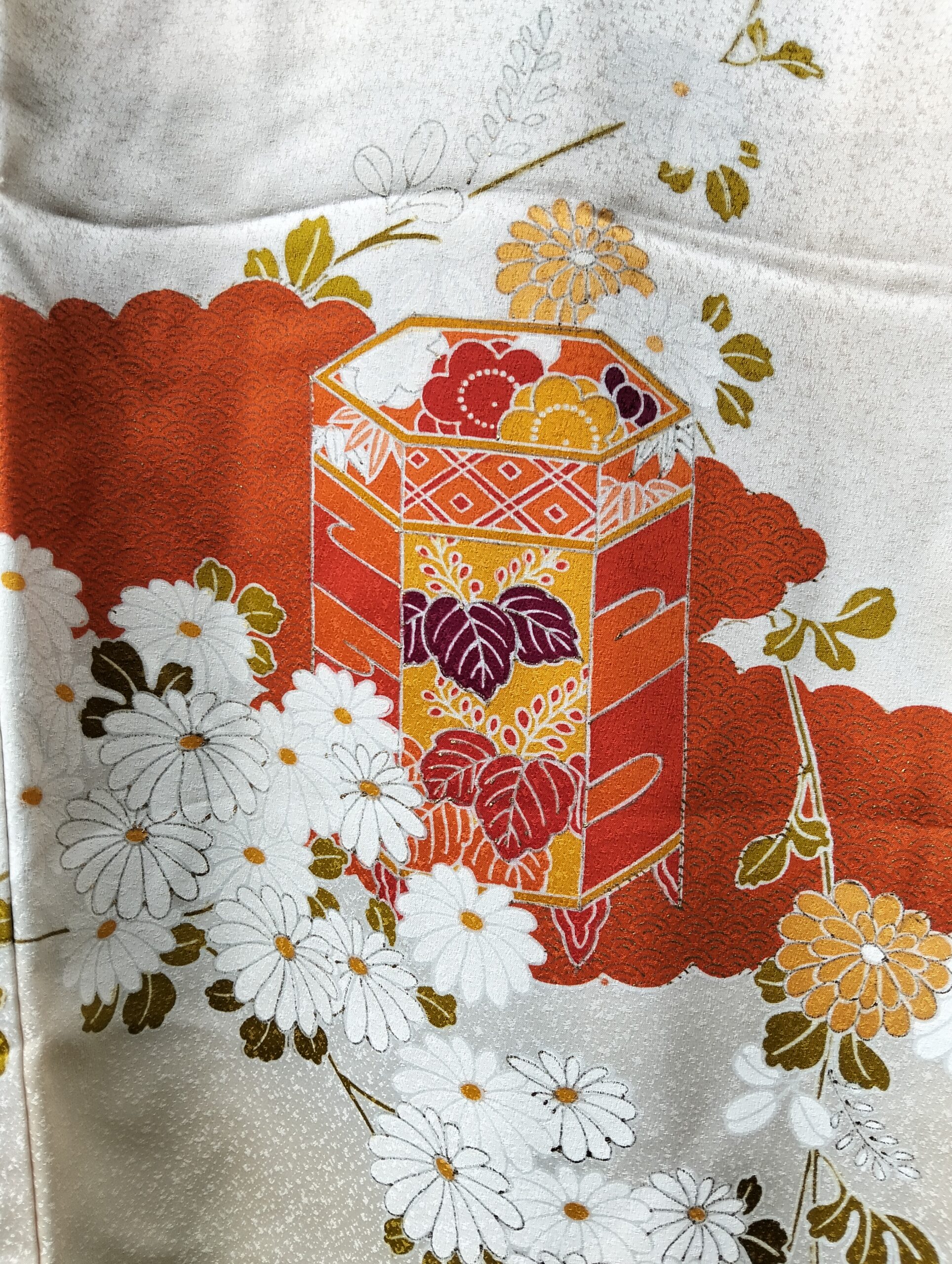 Kimono beige con flores rojas y naranjas – Kimono de seda vintage japonesa elegante - Imagen 6