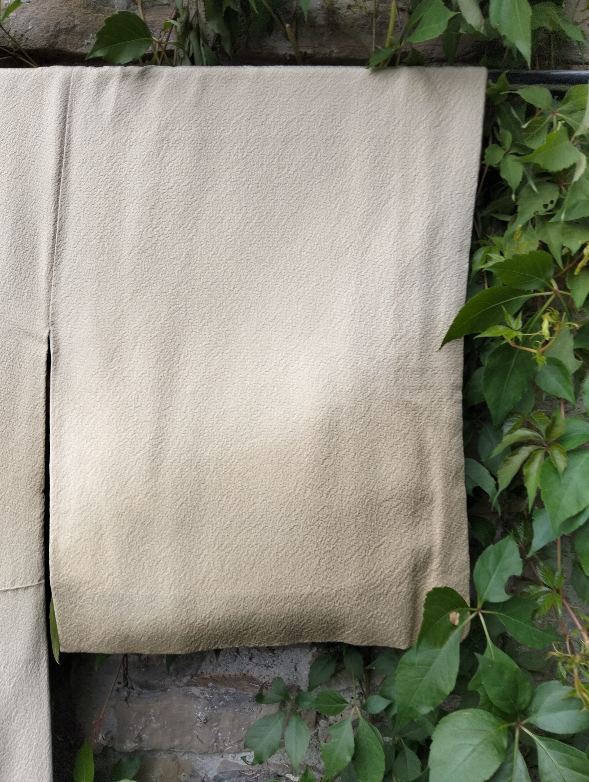 Kimono de seda vintage beig con bordados en rosa años 50-70 - Imagen 2