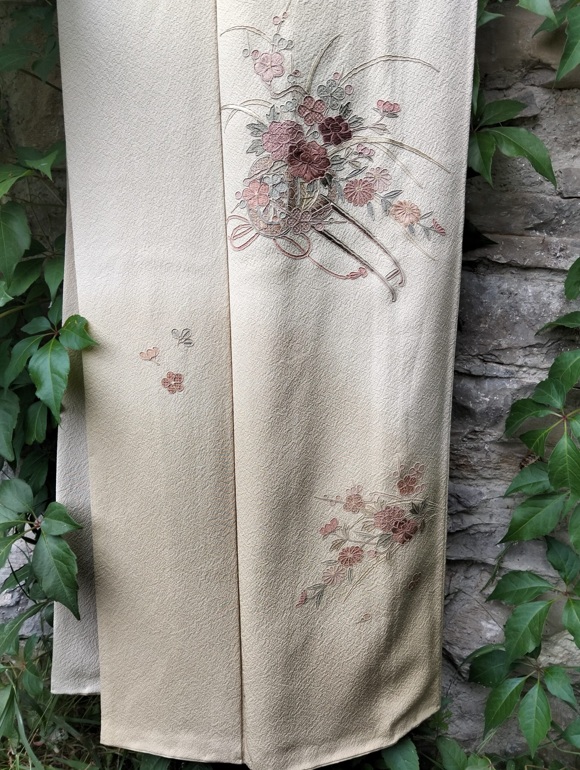 Kimono de seda vintage beig con bordados en rosa años 50-70 - Imagen 3