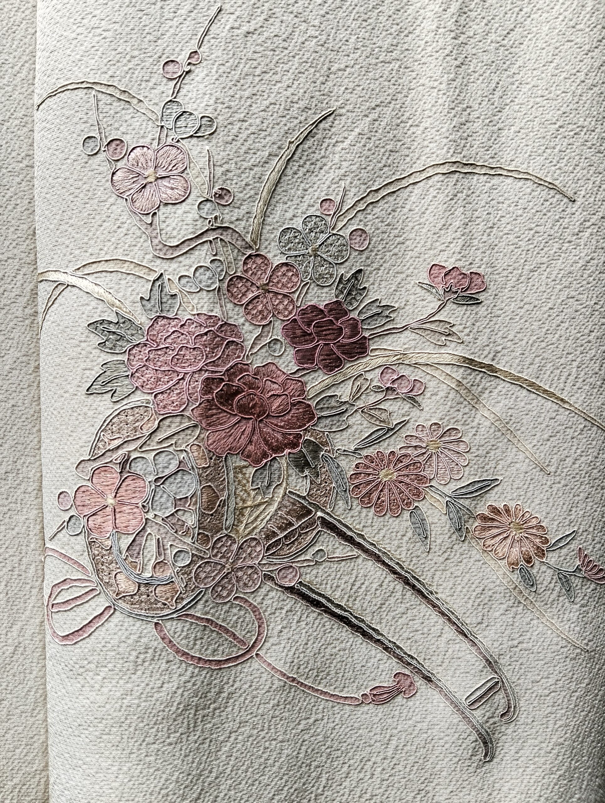 Kimono de seda vintage beig con bordados en rosa años 50-70 - Imagen 4
