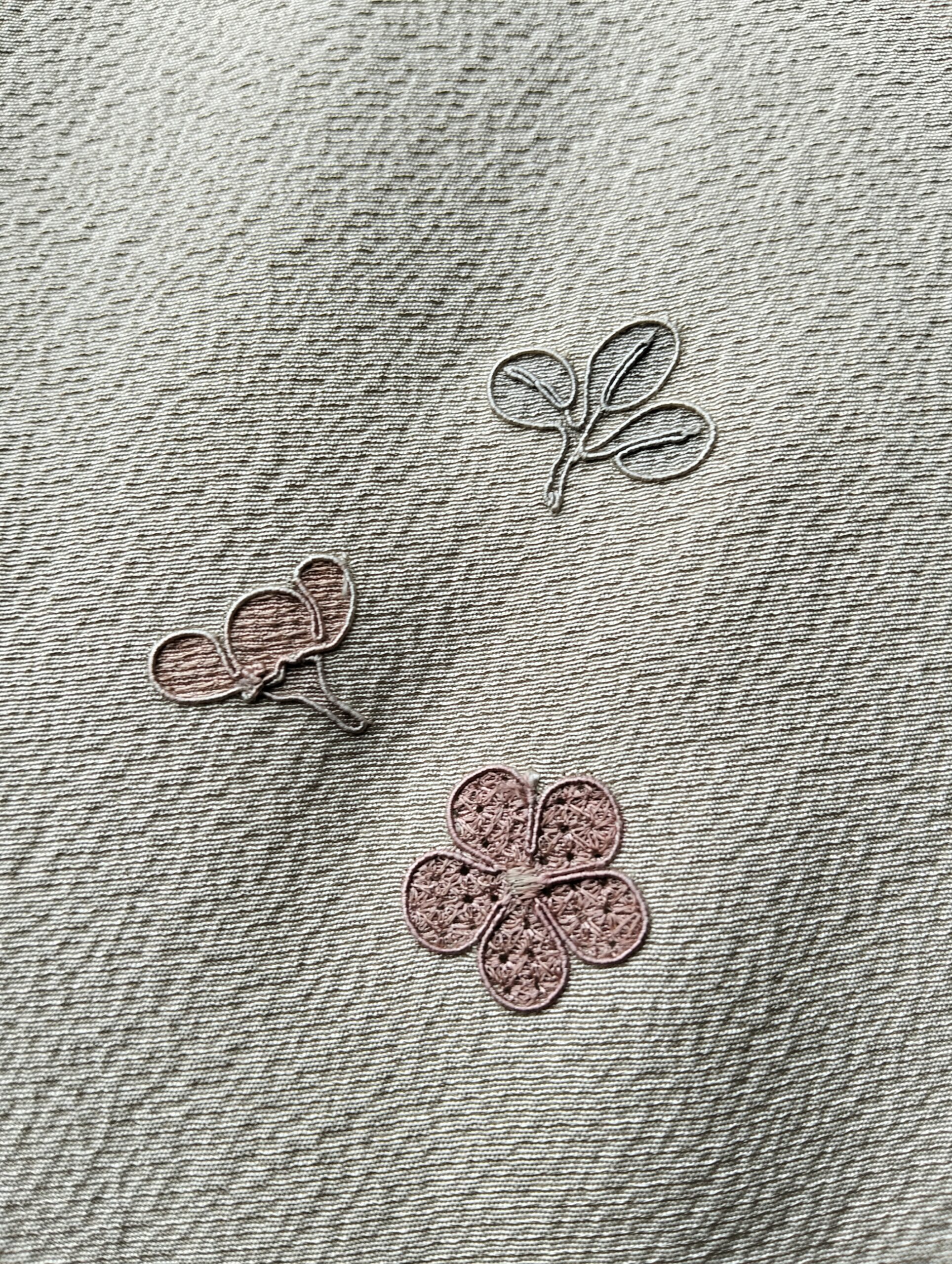 Kimono de seda vintage beig con bordados en rosa años 50-70 - Imagen 5