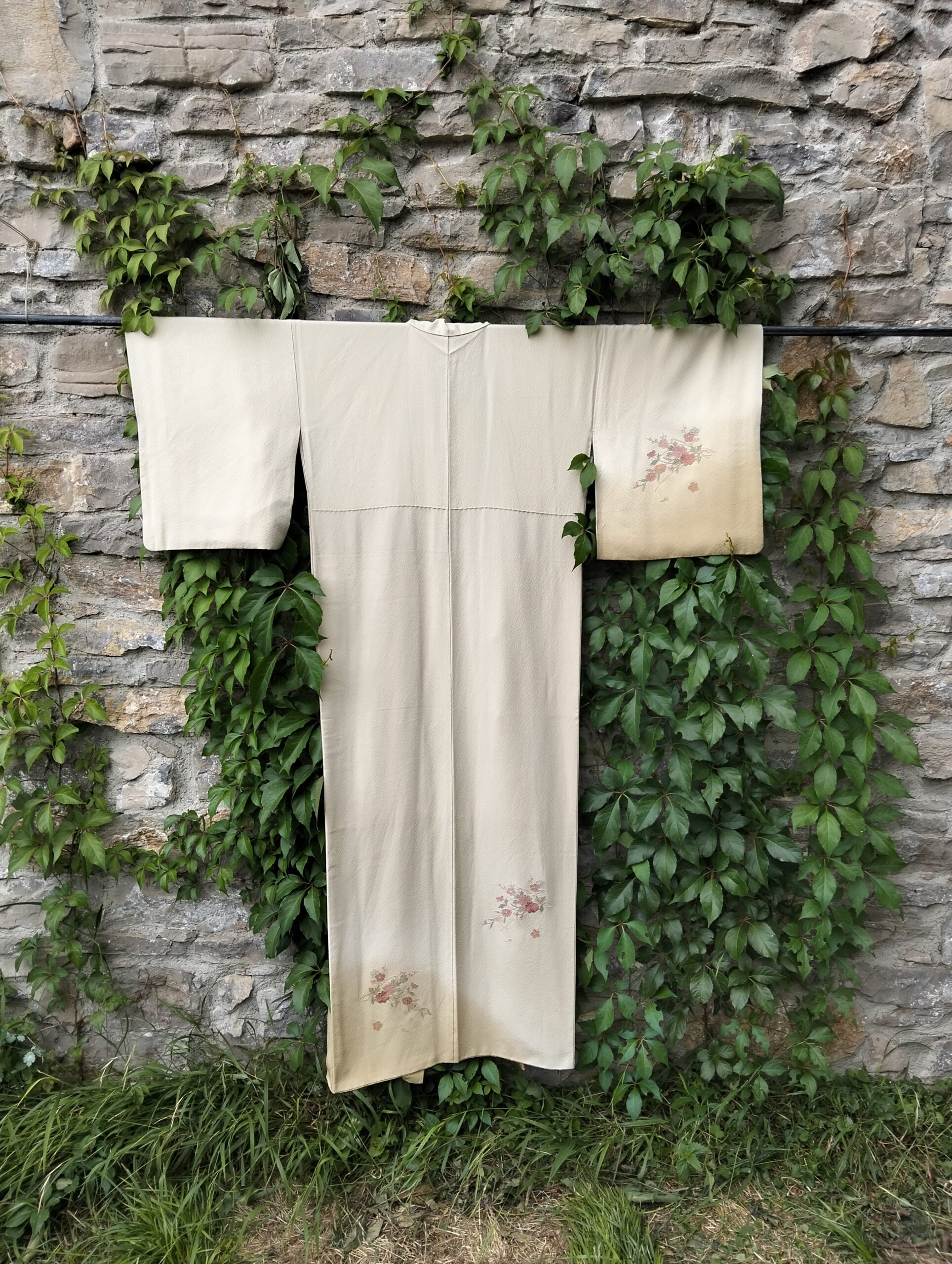 Kimono de seda vintage beig con bordados en rosa años 50-70 - Imagen 6