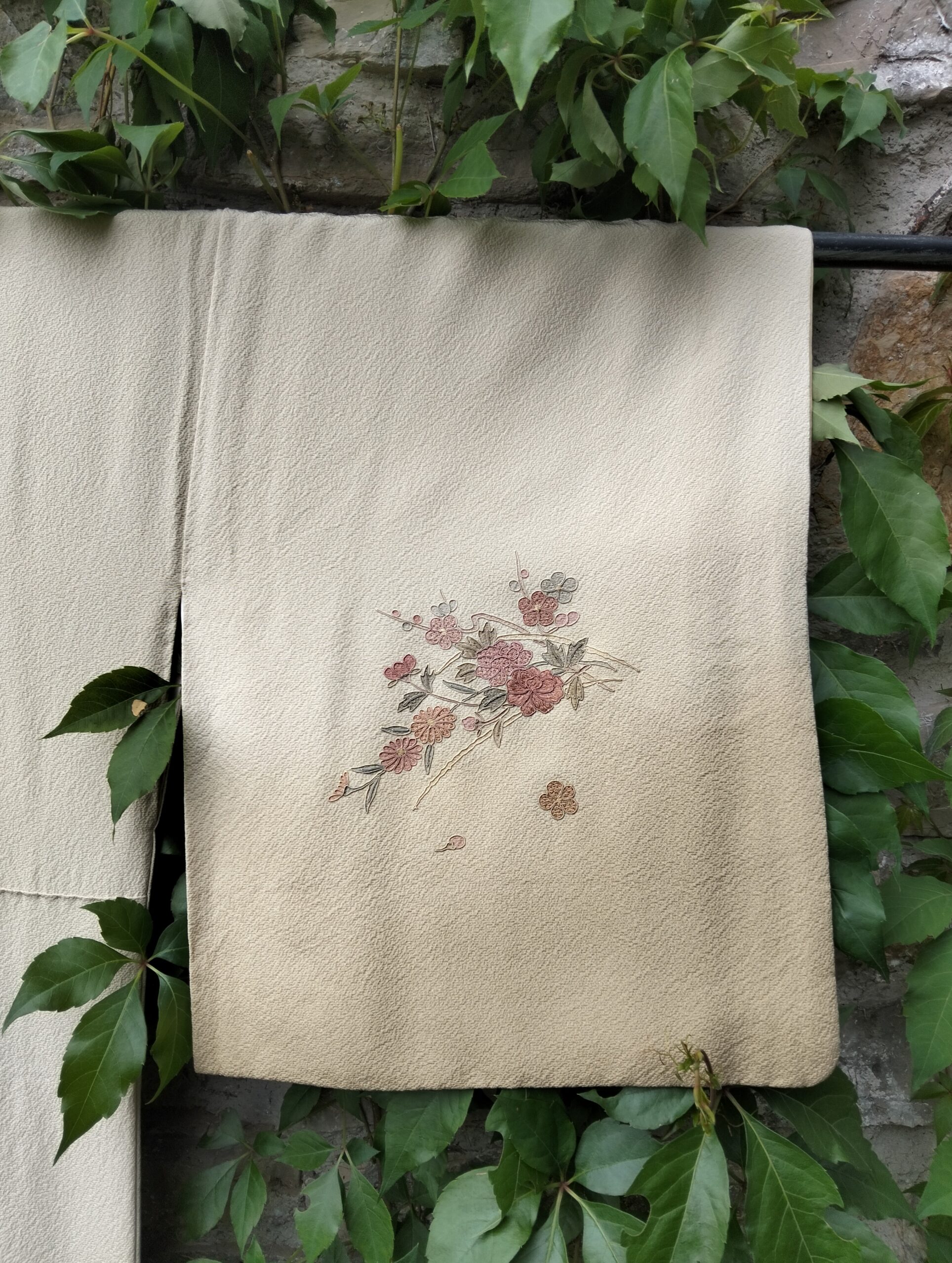 Kimono de seda vintage beig con bordados en rosa años 50-70 - Imagen 7
