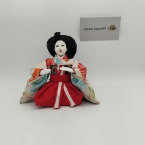 Muñeca japonesa con kimono rojo