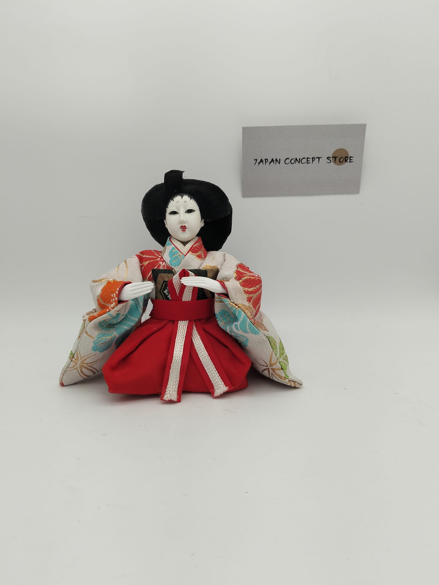 Muñeca japonesa con kimono rojo