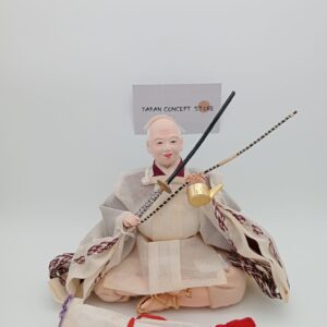anciano jardinero con kimono