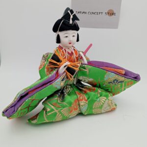 Muñeco Hinamatsuri músico kimono tradicional japonés con instrumento ceremonial y tejidos brocados, figura Hina Ningyō decorativa