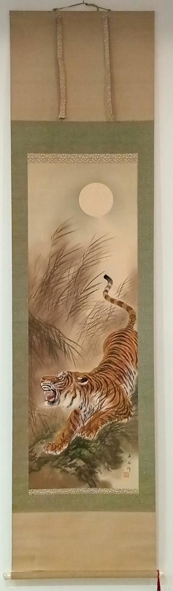 Kakemono japonés con tigre pintado sobre seda.