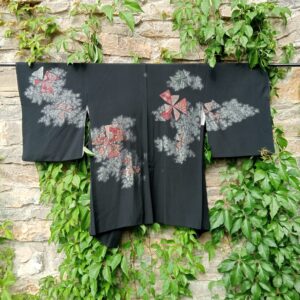 Haori negro con molinos rojizos