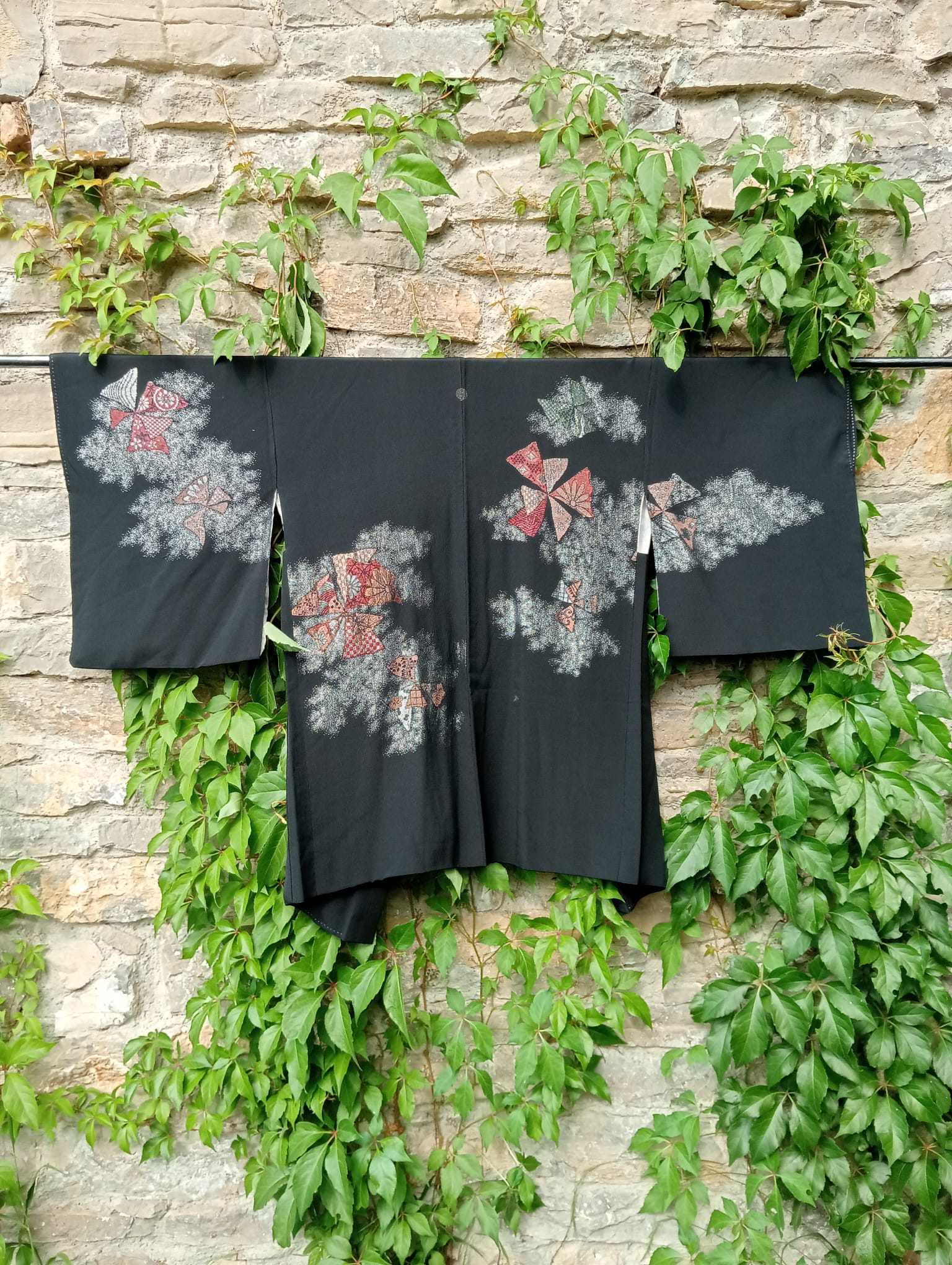 Haori negro con molinos rojizos