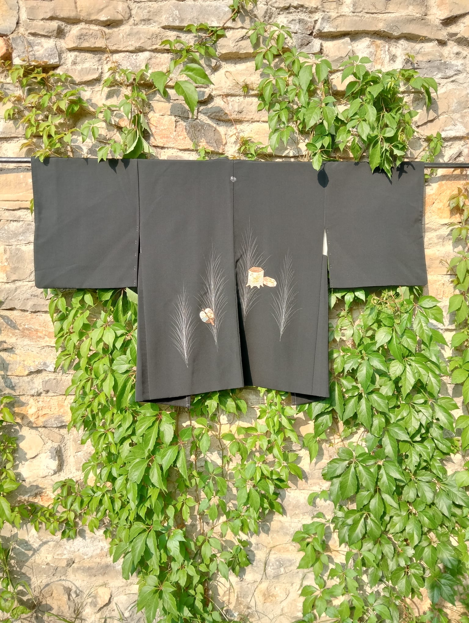 Haori negro años 60 con bordados de trigo blanco y kamon – Moda vintage masculina - Imagen 3