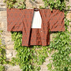 Haori de seda años 60 naranja con rombos y círculos bordados negros para bodas y eventos elegantes