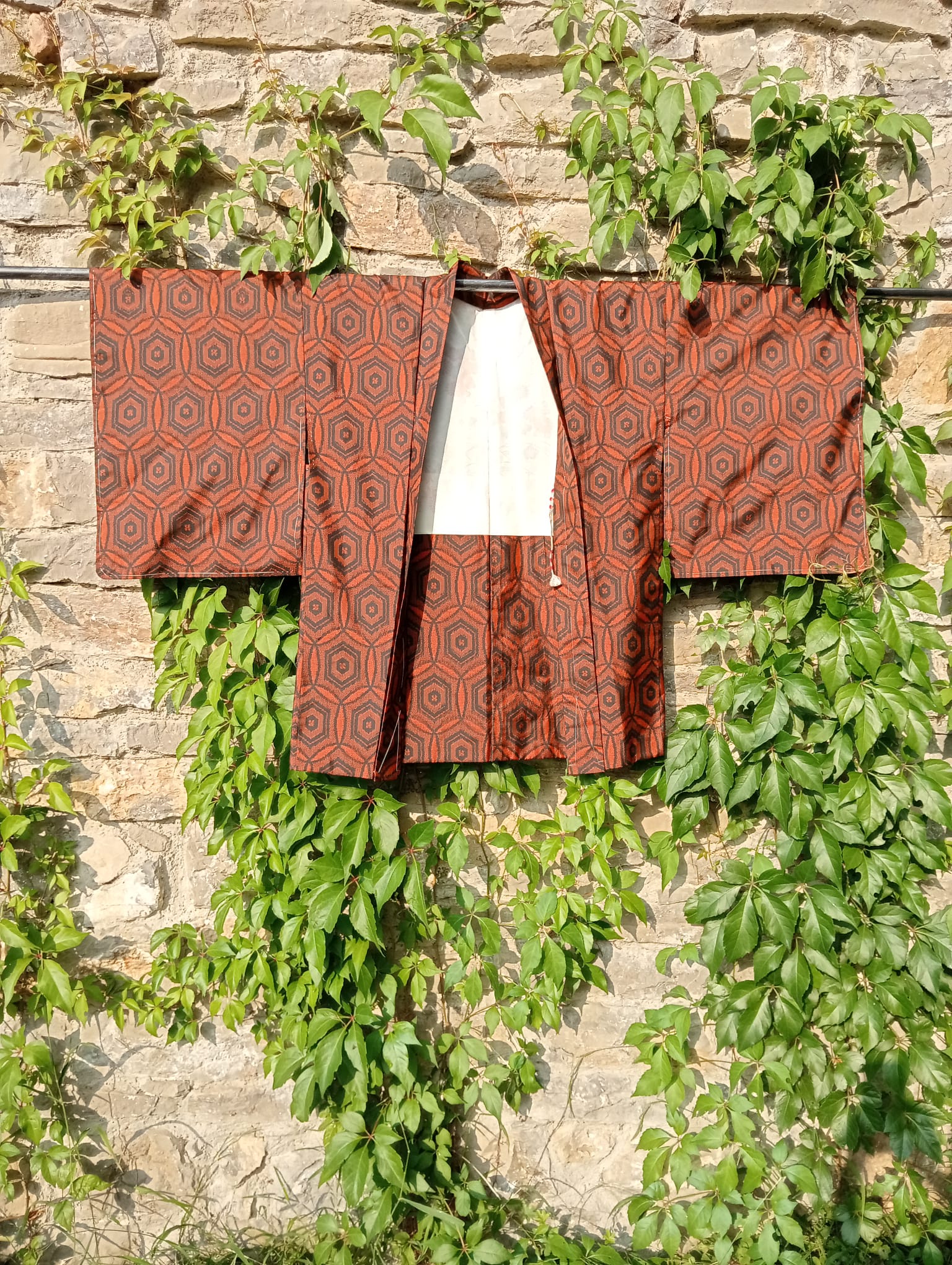 Haori de seda años 60 naranja con rombos y círculos bordados negros para bodas y eventos elegantes