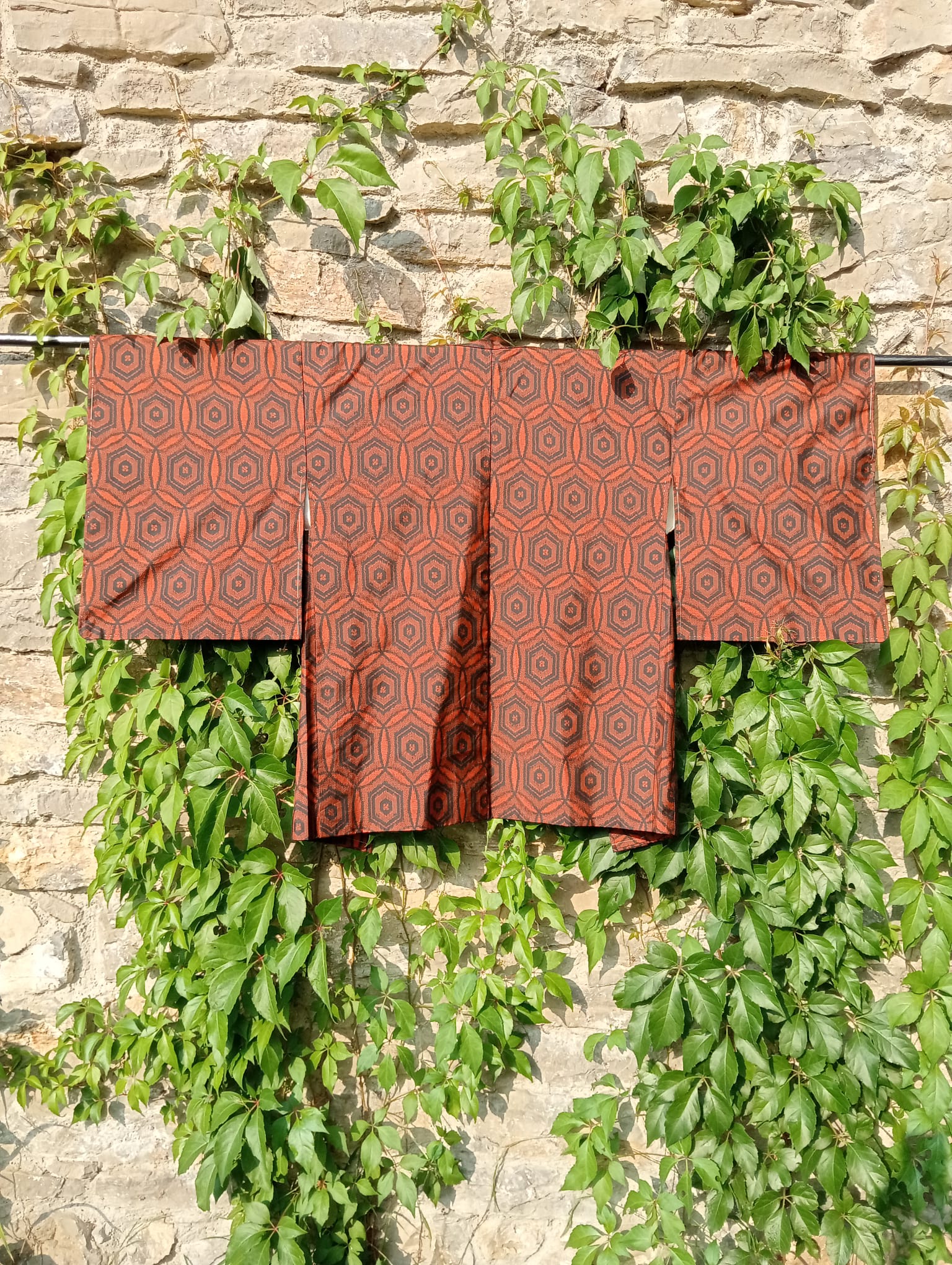 Haori de seda años 60 naranja con bordados negros – Estilo vintage elegante - Imagen 3