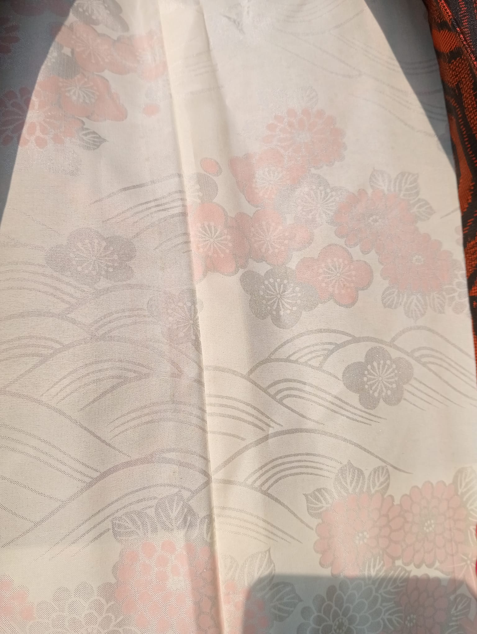 Haori de seda años 60 naranja con bordados negros – Estilo vintage elegante - Imagen 4