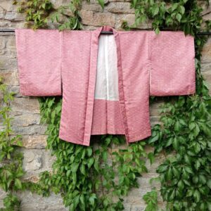 Haori rosa con bordados dorados en forma de rombos para bodas y eventos elegantes