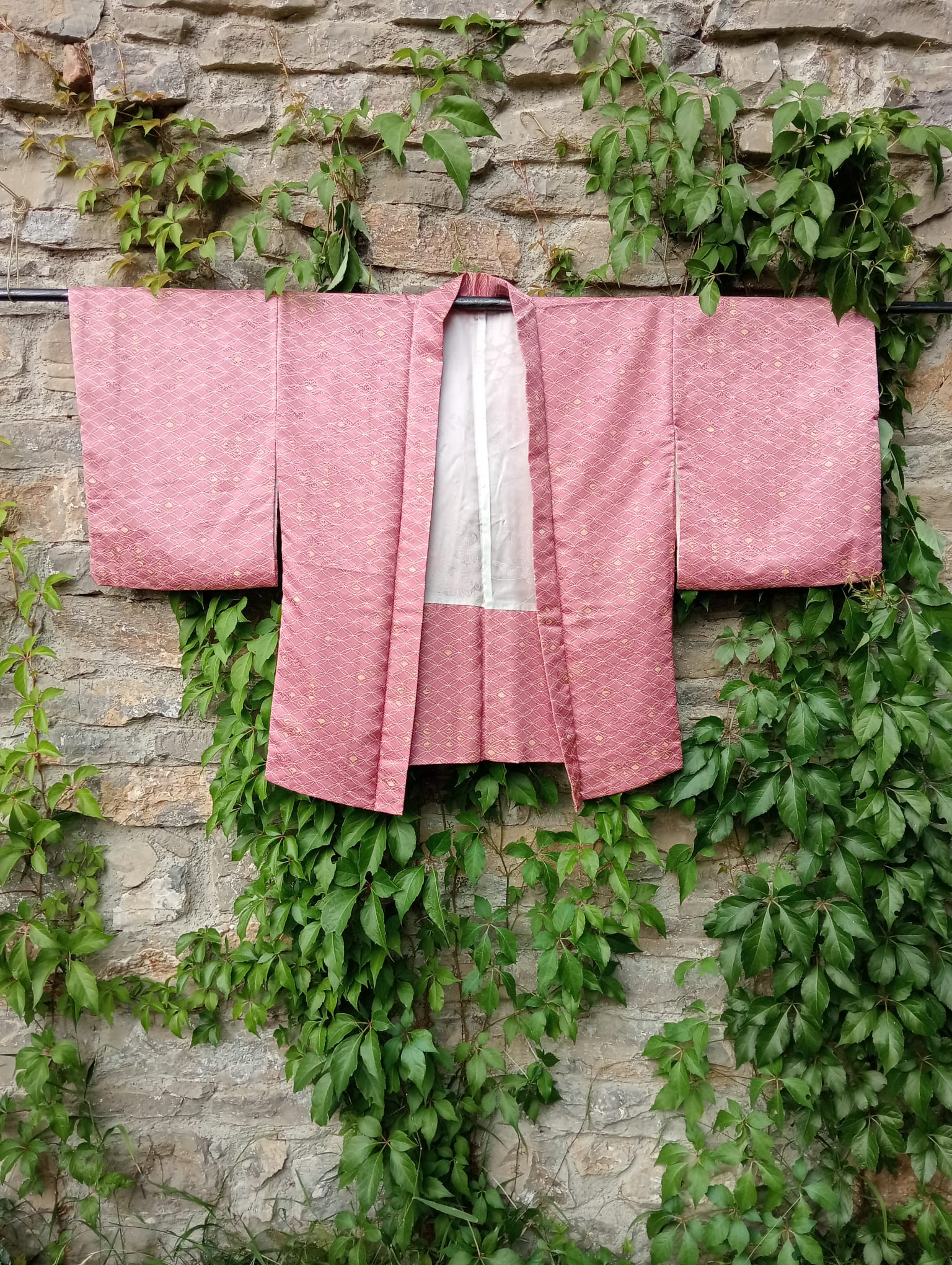 Haori rosa con bordados dorados en forma de rombos para bodas y eventos elegantes